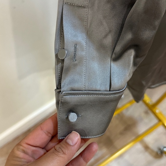 Silk Laundry Relaxed Blazer in slate or hazelnut sandwashed silk. - Picture 4 of 9